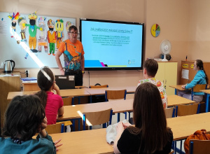 Uczniowie klasy 8 podczas zajęć z doradcą zawodowym z ŁCDNiKP w Łodzi.