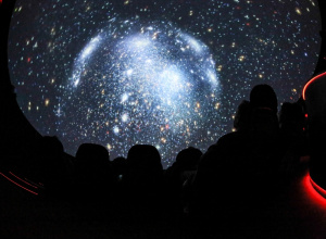 Uczniowie klasy 7 podczas prezentacji w Planetarium w Łodzi.