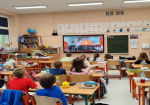 Klasa 2 podczas oglądania filmu o straży pożarnej.