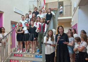 Uczniowie naszej szkoły podczas wspólnego śpiewu piosenki.