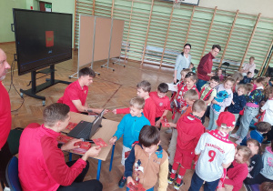 Wręczanie autografów uczniom klas młodszych przez zawodników RTS Widzew.