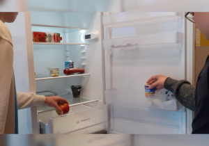 Uczniowie układający prawidłowo produkty w lodówce.