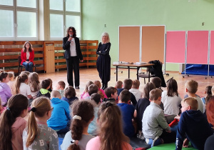 Spotkanie uczniów naszej szkoły z sędzią Anną Marią Wesołowską w sali gimnastycznej.