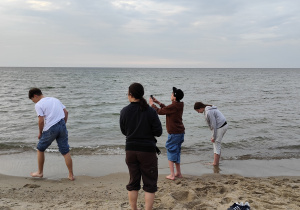 Wspólna zabawa uczniów klasy 8 na plaży we Władysławowie.