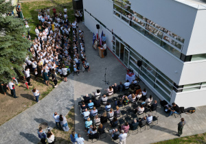 Zebrani goście przy nowym skrzydle.