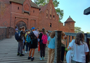 Uczniowie podczas zwiedzania Malborka.