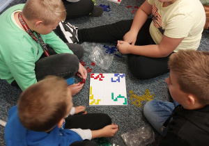 Blokus to gra wykorzystująca zdolność myślenia przestrzennego i rozwiązywania problemów. Ćwiczy umysł przez zabawę.