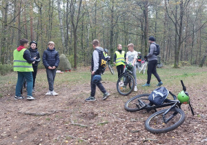 Uczniowie klasy 6, a w tle głaz upamiętniający żołnierzy.