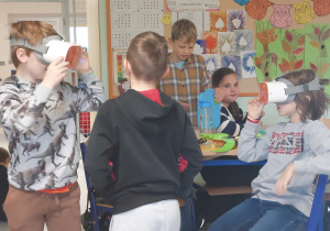 Uczniowie podczas zwiedzania za pomocą okularów VR.