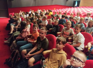 Uczniowie podczas wycieczki do teatru.