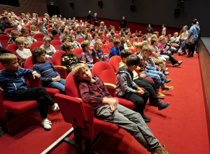 Uczniowie klas 1-3 na widowni Teatru Arlekin.