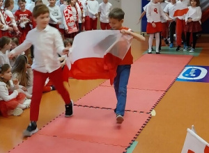 Uczniowie klasy 2a podczas pokazu mody patriotycznej.