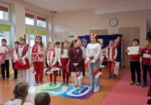 Klasa 2b podczas występu patriotycznego.