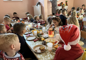 Świąteczne spotkanie przy stole.