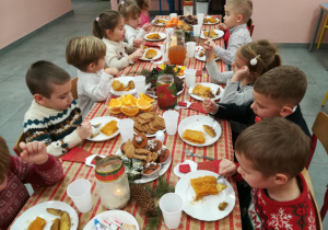 Świąteczne spotkanie przy stole.