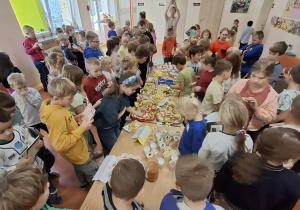 Uczniowie częstują się zdrowymi posiłkami.