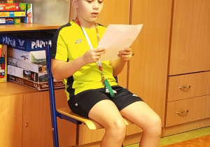 Uczeń klasy IV podczas Turnieju Pięknego Czytania