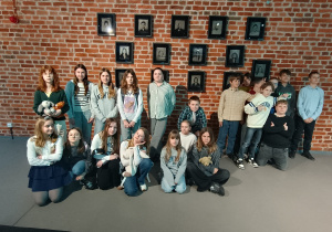 Uczniowie klasy 5 w teatrze Pinokio.