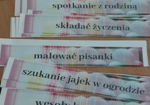 Tradycje wielkanocne na karteczkach.