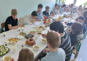 Uczniowie podczas śniadania wielkanocnego w klasie.