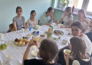 Uczniowie podczas śniadania wielkanocnego w klasie.