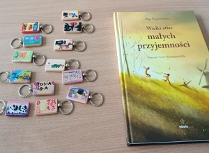 Breloczki pomalowane przez uczniów.