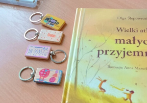 Breloczki pomalowane przez uczniów.
