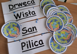 Emblematy Eko-drużyny oraz nazwy rzek.