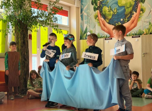 Uczniowie klas 2 podczas występu z okazji Dnia Ziemi.