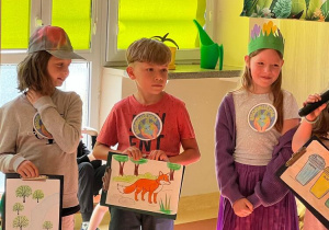 Uczniowie klas 2 podczas występu z okazji Dnia Ziemi.