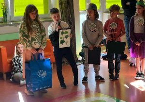 Uczniowie klas 2 podczas występu z okazji Dnia Ziemi.
