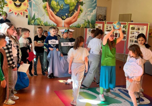 Uczniowie klas 2 podczas występu z okazji Dnia Ziemi.