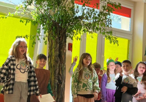 Uczniowie klas 2 podczas występu z okazji Dnia Ziemi.