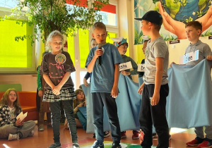 Uczniowie klas 2 podczas występu z okazji Dnia Ziemi.