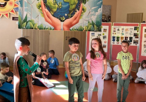 Uczniowie klas 2 podczas występu z okazji Dnia Ziemi.