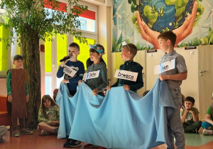 Uczniowie klas 2 podczas występu z okazji Dnia Ziemi.