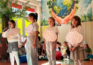 Uczniowie klas 2 podczas występu z okazji Dnia Ziemi.