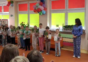 Pani Dyrektor wręcza nagrody za zdobycie 1 miejsca w konkursie przyrodniczo-ekologicznym.
