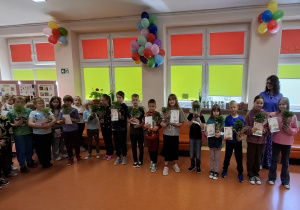 Pani Dyrektor wręcza nagrody za zdobycie 2 miejsca w konkursie przyrodniczo-ekologicznym.