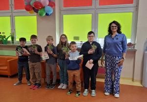 Pani Dyrektor wręcza nagrody za zdobycie 3 miejsca w konkursie przyrodniczo-ekologicznym.