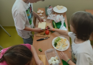 Uczniowie w trakcie przygotowywania zdrowych posiłków.
