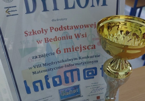 Dyplom i puchar zdobyte przez uczniów naszej szkoły.