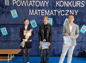Uczniowie podczas rozdania nagród i dyplomów.