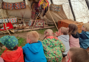 Uczniowie słuchają opowieści o zwyczajach Indian.