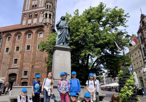 Klasa 2a pod pomnikiem Mikołaja Kopernika.