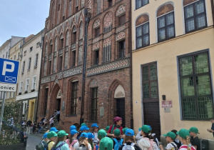Uczniowie przed domem Mikołaja Kopernika.