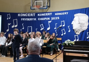 Uczeń podczas występu konkursowego.