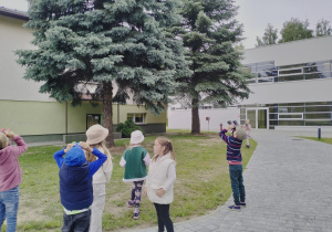 Uczniowie podczas zabawy „Oznaki nadchodzącego lata”.