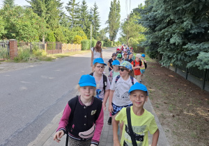 Uczniowie podczas pieszej wycieczki.