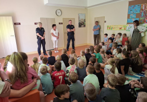 Spotkanie uczniów szkoły z policjantami.